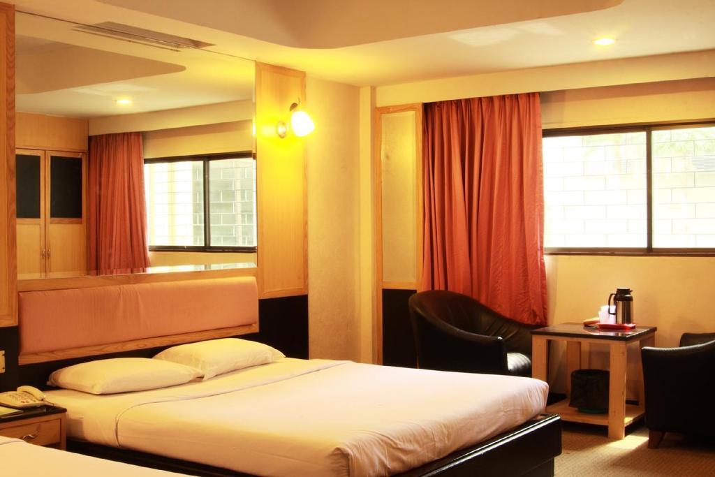 Pradipat Hotel Bangkok Ngoại thất bức ảnh